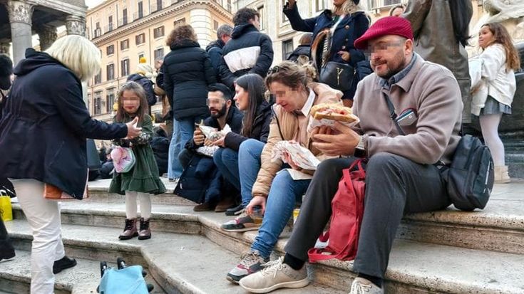 Pizza, gelato e Coca Cola: turisti all’assalto delle fontane del Giubileo. E nessuno vigila