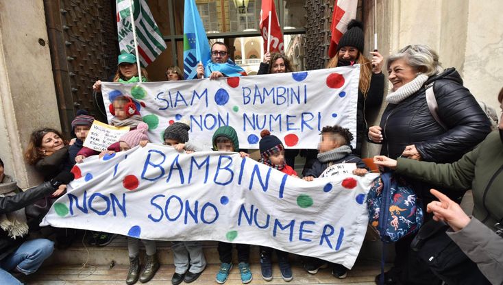 Genova, genitori e bambini per difendere i precari degli asili "invadono" il Comune:  il sindaco li fa sgomberare