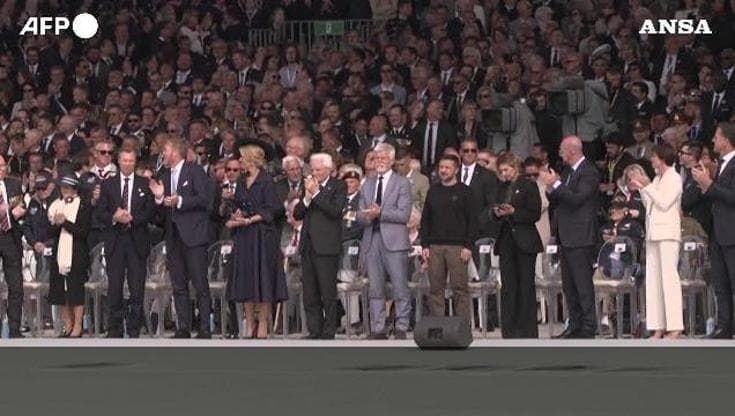 Ovazione per Zelensky al D-Day in Normandia, Macron: "Non ci indeboliremo"