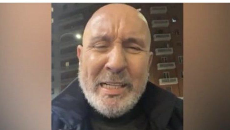 Le femministe contro Battista: "I video del comico contro l'ex moglie sono violenza mediatica"