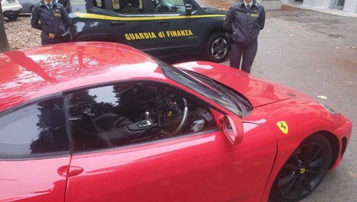 Viaggiava su una Toyota camuffata da Ferrari: denunciato giovane astigiano alla guida dell'auto contraffatta