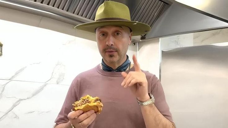 Joe Bastianich sbarca in piazza Carlina con i suoi smash burger: “Posto fighissimo, non vedo l’ora”