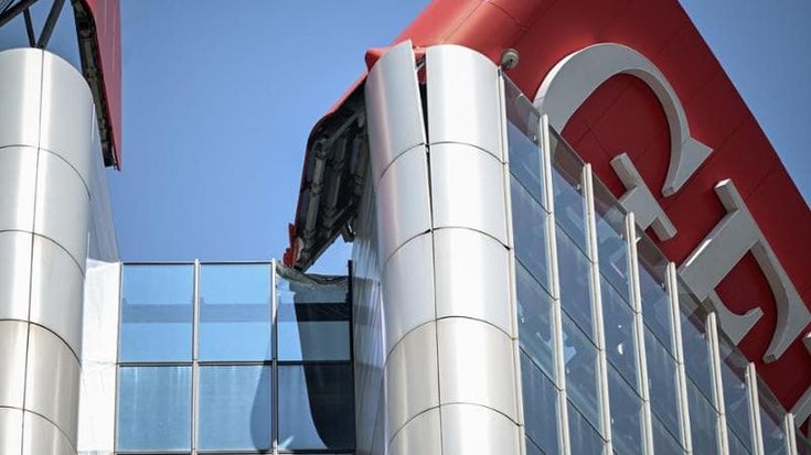Collassa l’insegna Generali sulla Torre Hadid a Citylife: inchiesta per crollo colposo