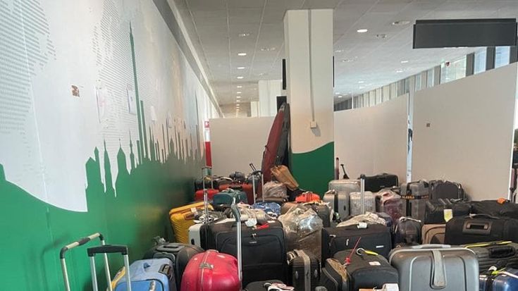 “Si metta comoda, ci vogliono due ore”: al Marconi in fila cercando la valigia che non arriva. La protesta dei passeggeri: “Una vergogna”