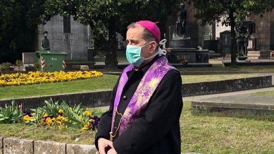 Coronavirus, l'arcivescovo Delpini prega nei cimiteri milanesi: la benedizione a chi è morto senza neanche un funerale
