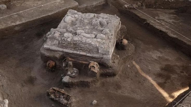 Scoperto in Messico un altare tolteco con quattro teschi: “probabile l’uso sacrificale”