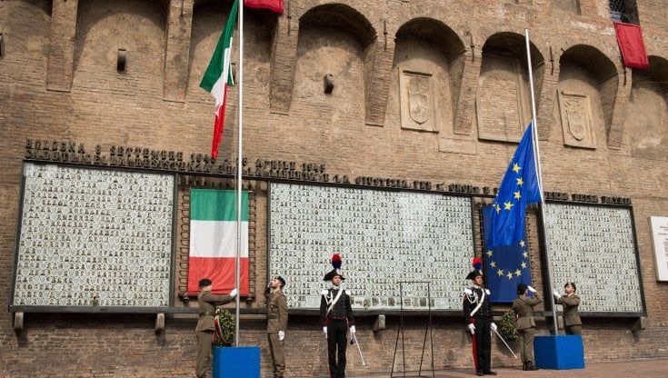 Bologna, cittadinanza onoraria a Mussolini. "Un referendum per toglierla"