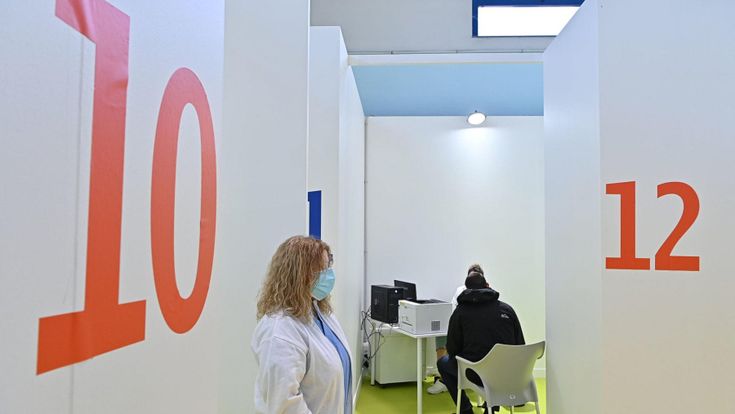 La moglie dell'insegnante morto in Piemonte: "Mio marito non vedeva l'ora di vaccinarsi, bisogna continuare a crederci anche se lui non c'è più" 