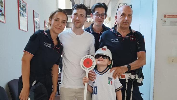 Bimbo inglese di 9 anni si perde nel centro di Lucca: ritrovato dalla polizia locale