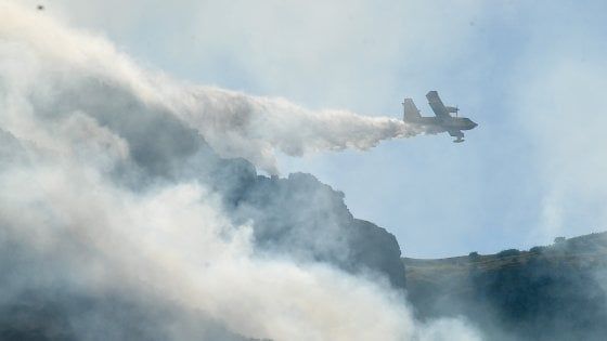 Incendi, riprendono le fiamme alle isole Tremiti: turisti bloccati per il mare in burrasca
