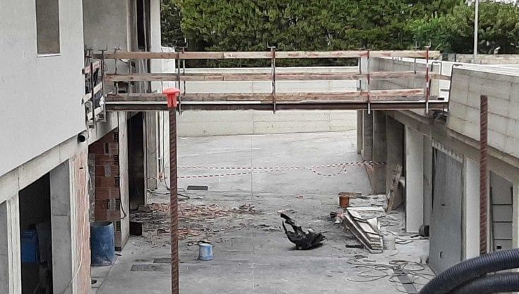 Ragusa, auto salta in aria all'interno di un cantiere, dentro c'erano delle bombole