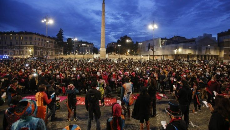 "Sorella non sei sola". Il popolo fucsia di Non una di meno invade piazza del Popolo