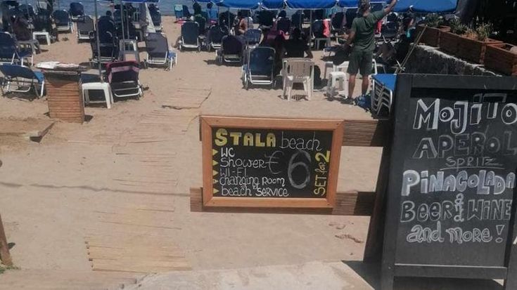 Così Grecia e Albania erodono il turismo pugliese: “Basta un traghetto per trovare lettino e ombrellone a sei euro al giorno”