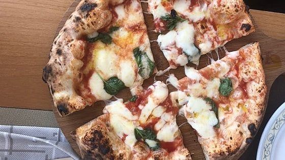 Pizza napoletana: un trattato di alta gastronomia in pochi centimetri lievitati