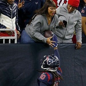 Nfl, i touchdown speciali di Hopkins per la mamma cieca: "Ma io lo vedo e sono orgogliosa"