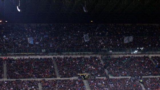 Cori razzisti a San Siro, il Milan denuncia: "Nessuno è intervenuto per fermare la partita"