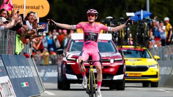 Vingegaard domina anche a Carì, quarto successo di tappa per il danese. Crolla Pellizzari