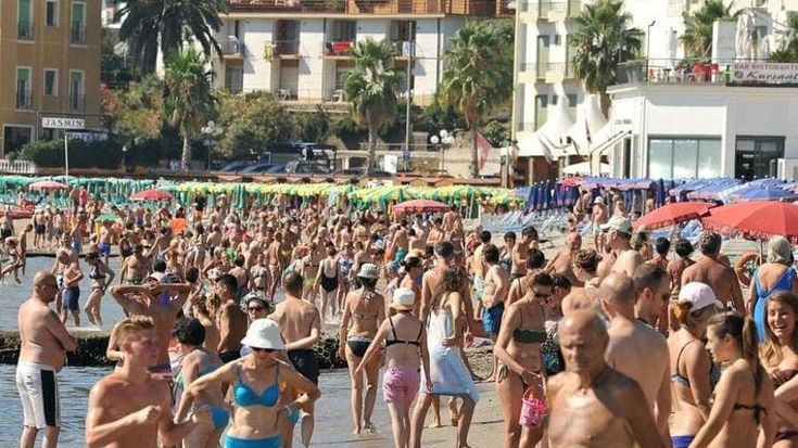 Hotel, case vacanze, spiaggia e gelati la carissima estate della Liguria