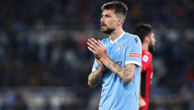 La risata al gol subito, le liti con la curva, la malattia: Acerbi e Lazio separati in casa