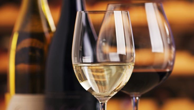 Nel 2021 calano le vendite a volume di vino nella gdo italiana, l'ecommerce rallenta a fine anno