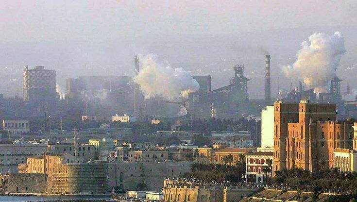 Ex Ilva, il sindaco di Taranto chiede il piano per lo spegnimento degli impianti: "Avanti spediti"