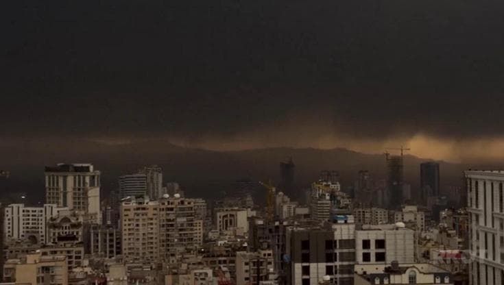 Il cielo plumbeo sopra Teheran: le conseguenze dell'incendio degli impianti petroliferi attaccati
