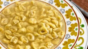 Depositata la ricetta ufficiale del brodo dei tortellini. Con polemica