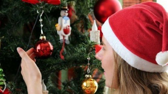 Il presepe lo fanno gli uomini, l'albero le donne: un'indagine sulle feste degli italiani