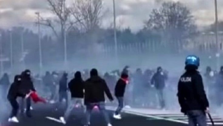 Stretta sugli ultrà di Roma e Napoli: basta trasferte