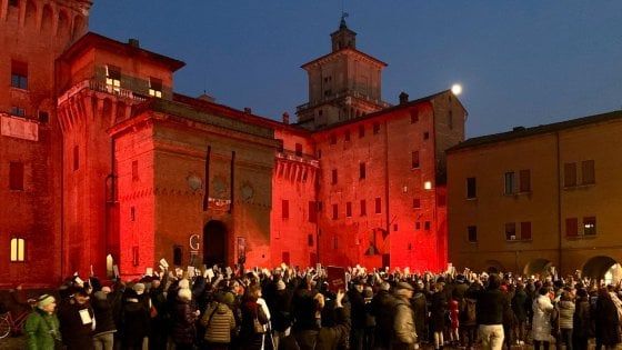 Ferrara, arriva Salvini e le sardine tornano in piazza con i libri in mano