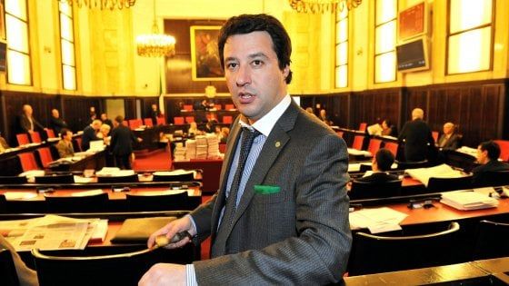 Matteo Salvini lascia il consiglio comunale di Milano: dimissioni dopo 25 anni 