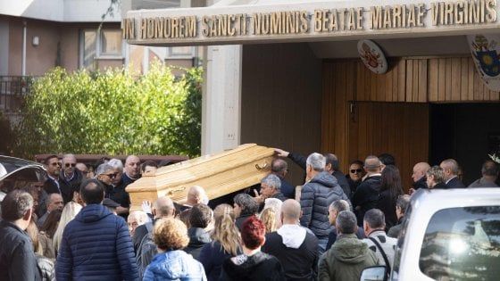 Omicidio Sacchi, l'addio a Luca: "La sua morte ha ucciso anche noi". Manca Anastasiya
