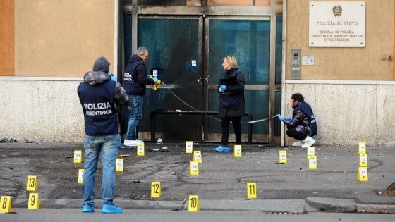 Brescia, attentato alla scuola di polizia: due anarchici indagati