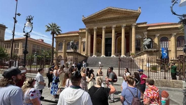 Boom di turisti cinesi in Sicilia, gli operatori: “Potenziare i voli diretti”