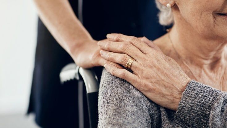 Lavoro domestico, solo il 4% dei non autosufficienti può permettersi l’assistenza di personale formato