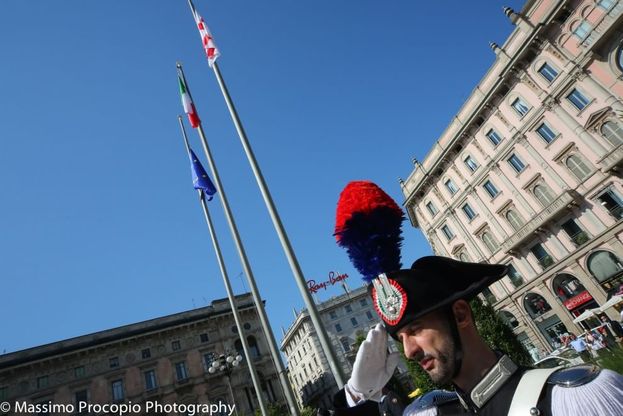 Il 2 giugno a Milano, l'alzabandiera in piazza Duomo