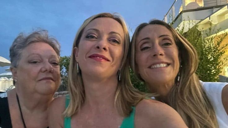 “Io e mia figlia Giorgia Meloni: una laziale, l’altra romanista. Una volta le ho tirato un secchio di acqua”