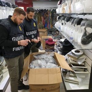 Poliestere, non seta: sequestrati oltre 40 mila capi di abbigliamento 