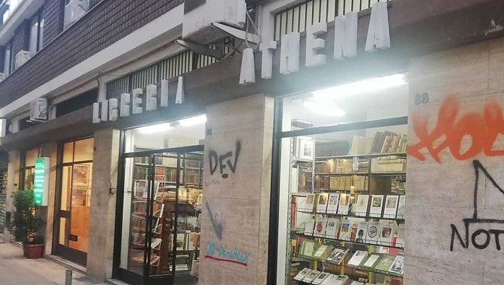 Bari, in vendita la libreria Athena: "Qui un patrimonio inestimabile: sugli scaffali anche edizioni del Cinquecento"