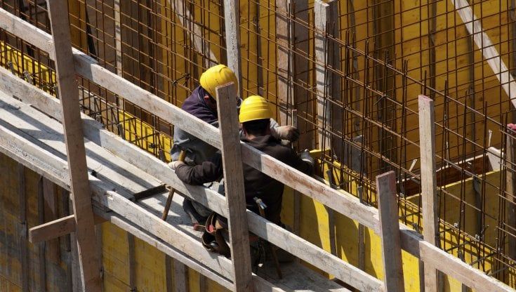 Ondata di caldo, a Taranto malori per quattro operai nel cantiere dell'ospedale: uno in coma, è stato intubato