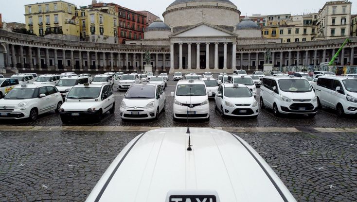 Dpcm, la protesta dei taxi in piazza del Plebiscito a Napoli
