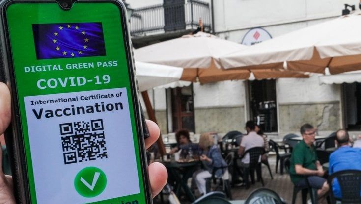 Green Pass, ristoratori divisi: “Pagliacciata, così ci penalizzano” “No, i clienti si sentiranno più sicuri” 