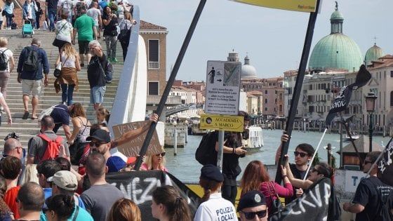 Tornelli per turisti a Venezia, ripristinato il varco rimosso dai centri sociali
