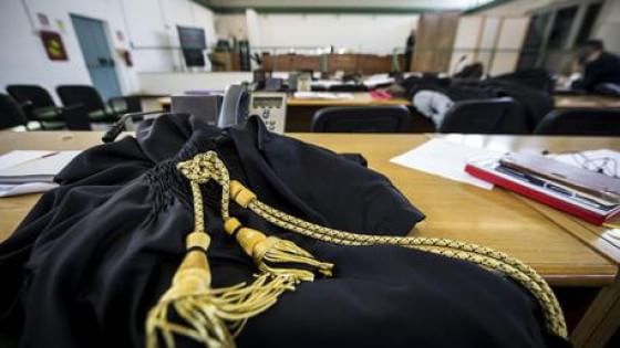 "Quel necrologio offende la memoria del nostro caro": l'ex genero a processo