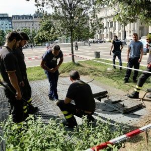 Milano, per recuperare il telefonino cade in una grata  della metropolitana: un volo di 6 metri
