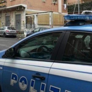 Milano, ferma il bus per salvare donna ma sale anche il marito e continua a picchiarla: arrestato