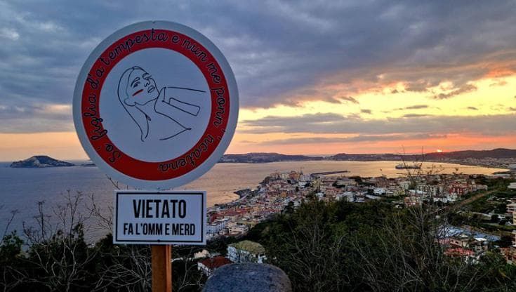 Pozzuoli, distrutti nella notte i cartelli di solidarietà per la donna massacrata di botte dall’ex