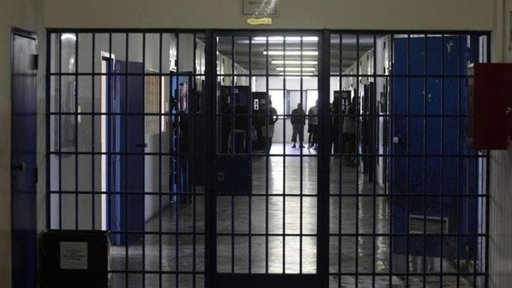 Trasferiti 70 detenuti dalla Dozza: lasciano il posto a quelli in arrivo dalle carceri minorili