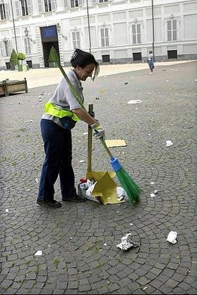 Fassino rimprovera l'Amiat<br />"La citt&agrave; oggi &egrave; pi&ugrave; sporca"