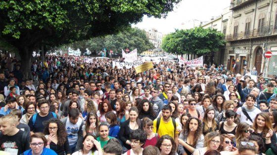 "Siamo arrabbiati, non bamboccioni": Bologna, inchiesta sui giovani d'oggi